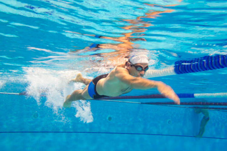 Tips berenang lebih cepat dengan teknik yang efisien